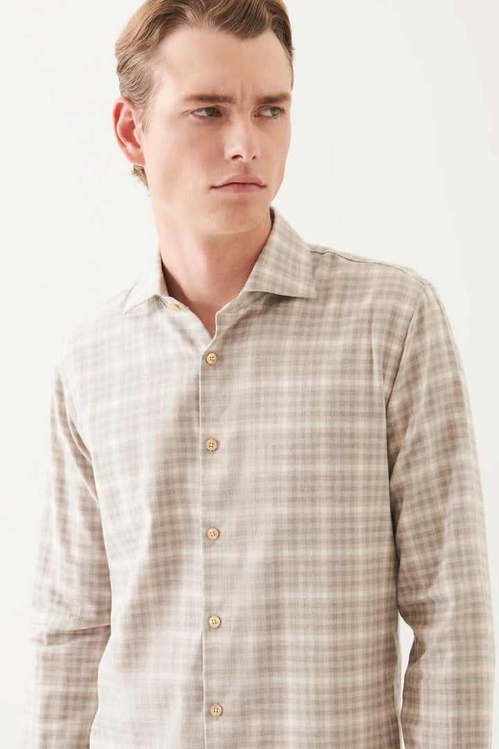 Chemise en flanelle à carreaux beige, manches longues, coupe confortable, fabriquée en coton portugais.