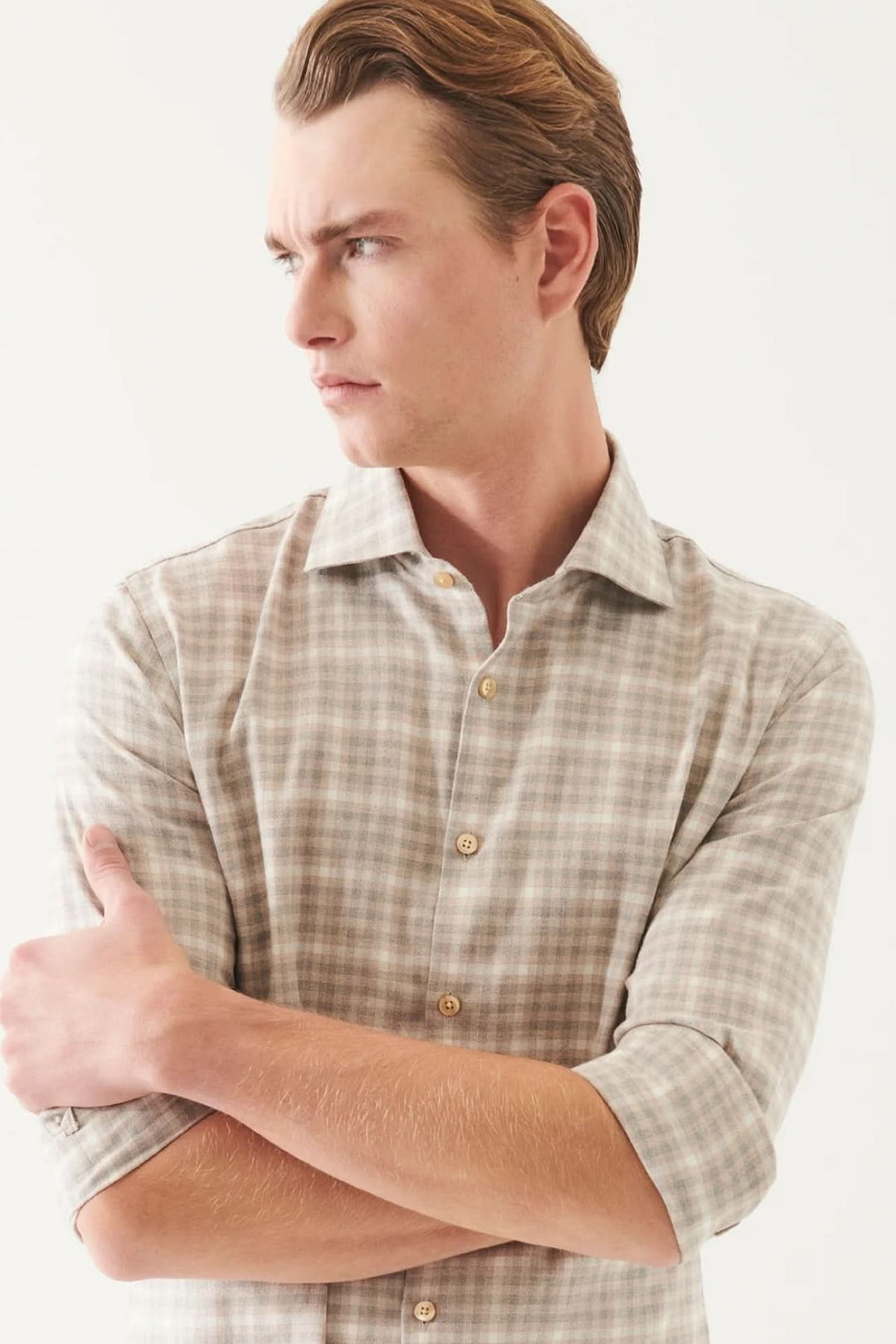 Homme portant une chemise en flanelle à carreaux, coupe confortable, couleur douce et élégante.
