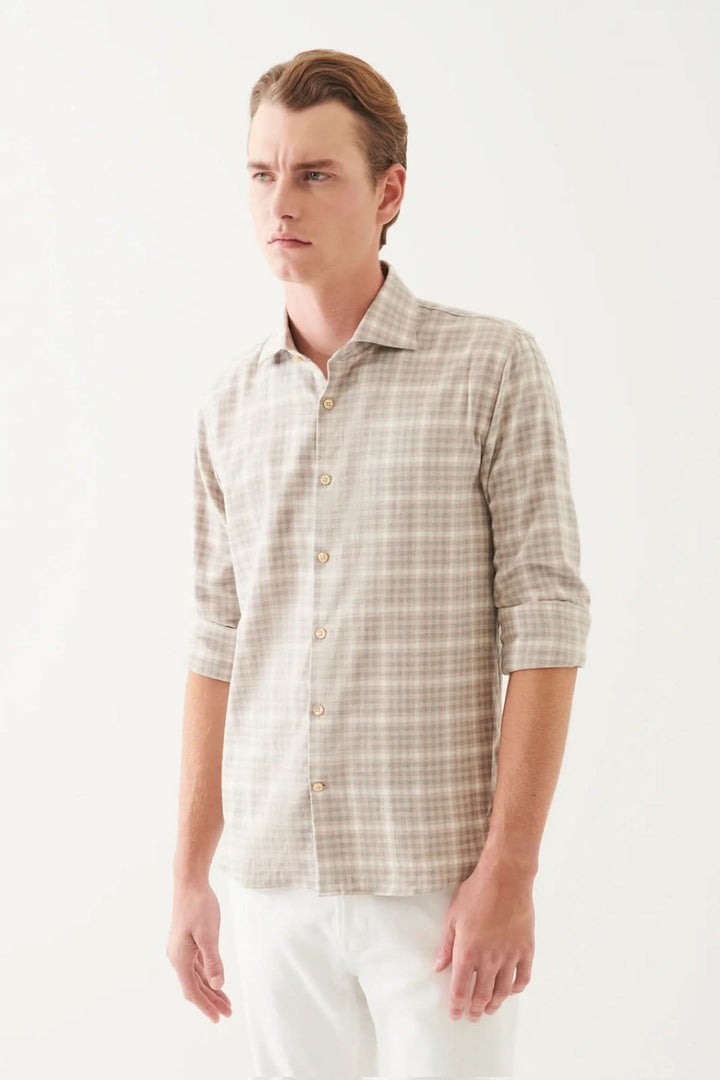 Chemise en flanelle à carreaux, manches longues, coupe confortable en coton, couleur beige.