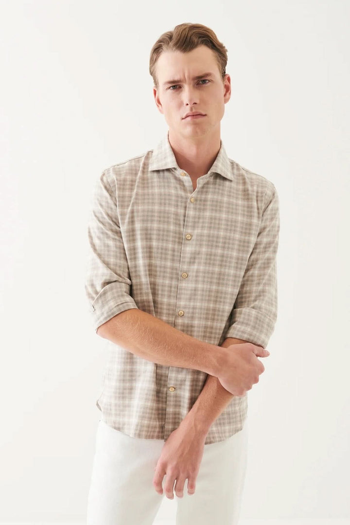 Chemise en flanelle à carreaux beige, manches longues, coupe confortable, style décontracté.
