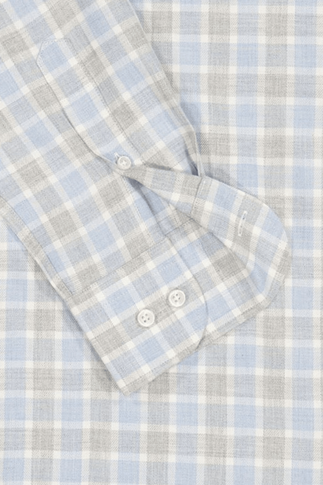 Chemise en flanelle à carreaux bleu pâle et gris avec motif classique et boutonnière, texture douce et confortable pour l&