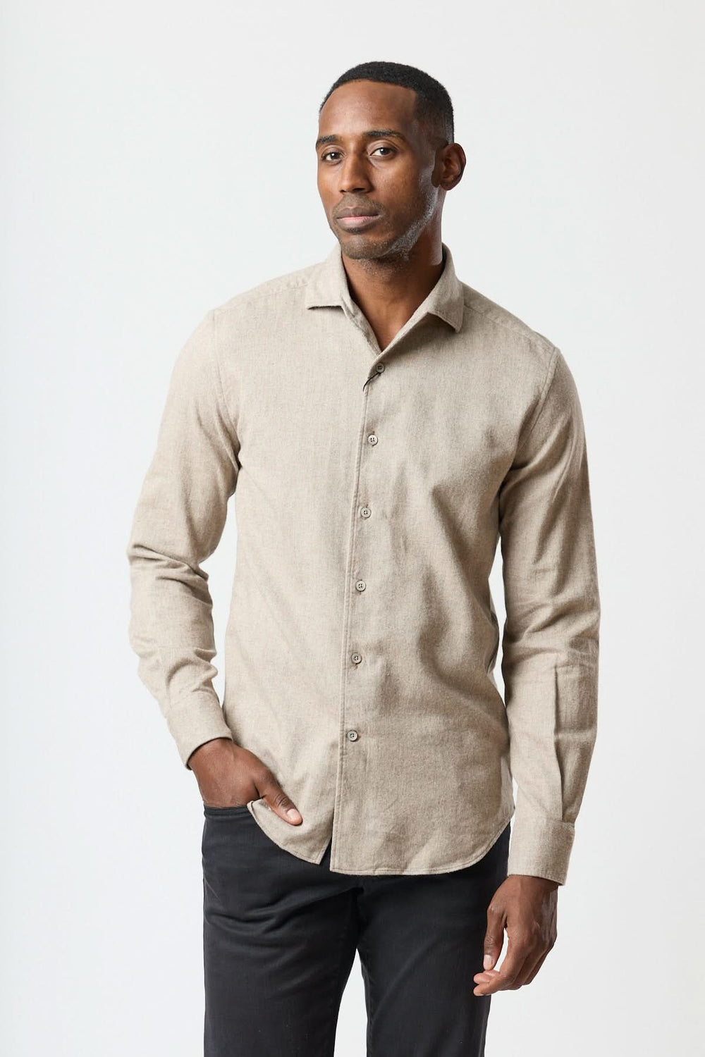 Homme portant une chemise en flanelle de coton élégante couleur beige, raffinement italien, confort et chaleur sophistiquée.