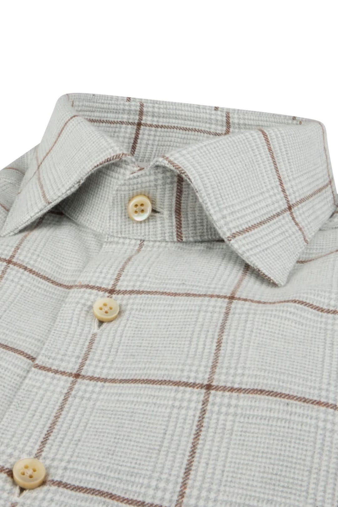 Chemise en flanelle grise à carreaux avec col cutaway modéré et boutons en nacre, idéale pour look professionnel ou décontracté.