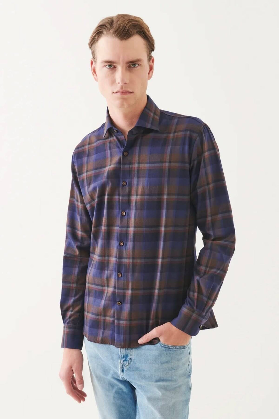 Homme portant une chemise en flanelle à carreaux riche en couleurs, coupe confortable, manches longues.