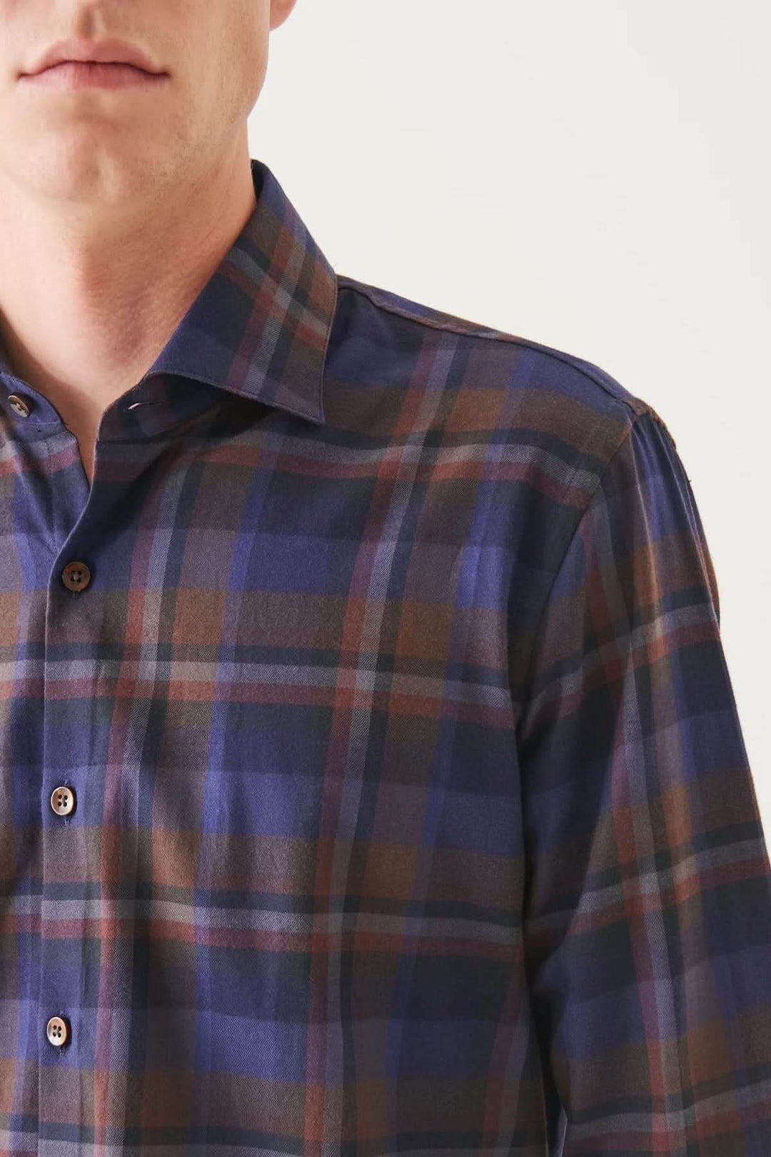 Chemise en flanelle à carreaux bleus et bruns, manches longues, coupe confortable pour homme.