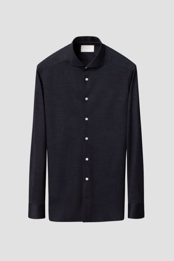 Chemise en jersey de laine mérinos, élégante et confortable, avec col italien et boutons nacrés, idéal pour un look raffiné.