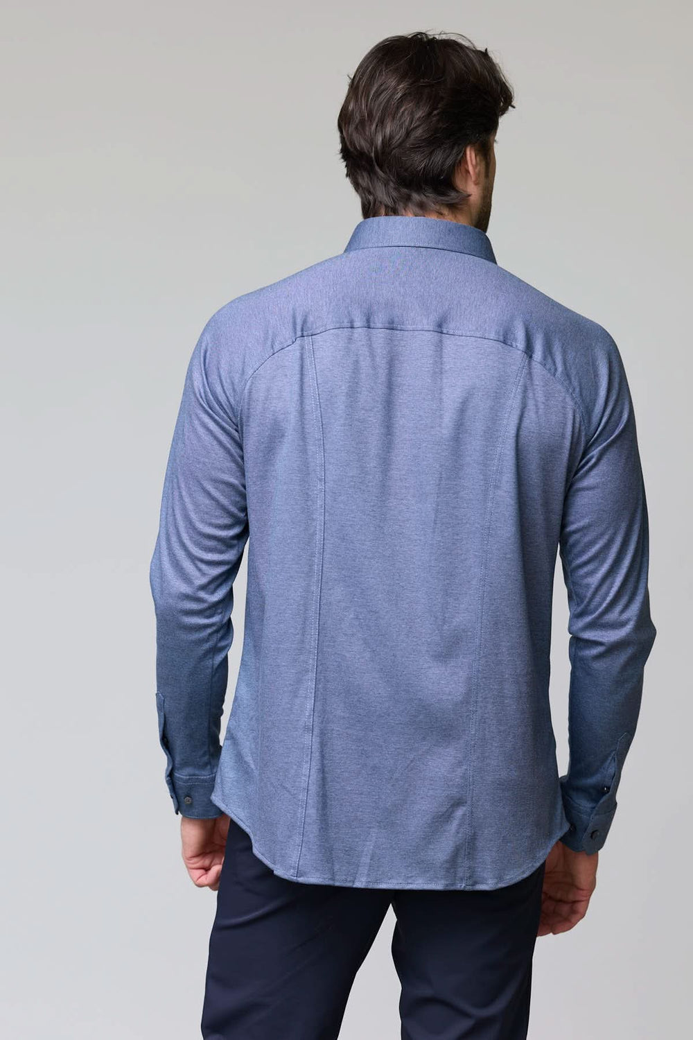 Chemise en jersey extensible à manches longues pour homme, vue de dos, tissu doux et ajusté, col rigide, moderne et polyvalente.