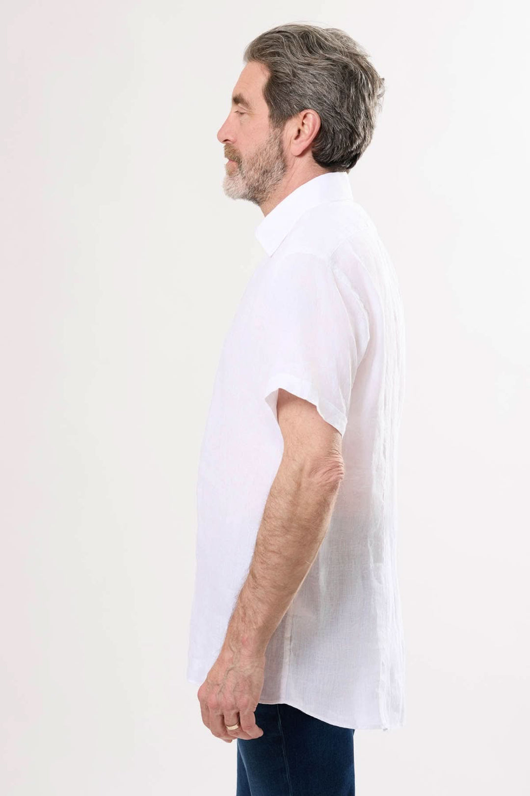 Chemise en lin blanche à manches courtes, vue de profil, idéale pour un look décontracté et élégant en été.