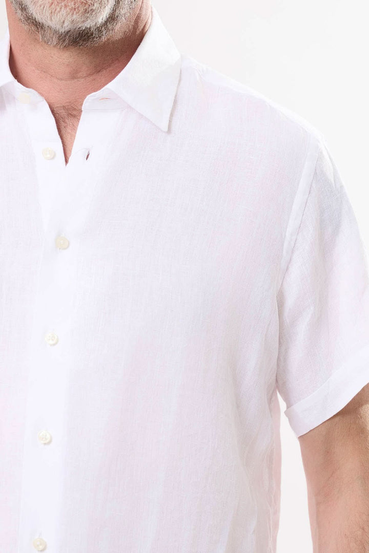 Chemise en lin blanche à manches courtes, légère et décontractée, idéale pour les journées estivales.