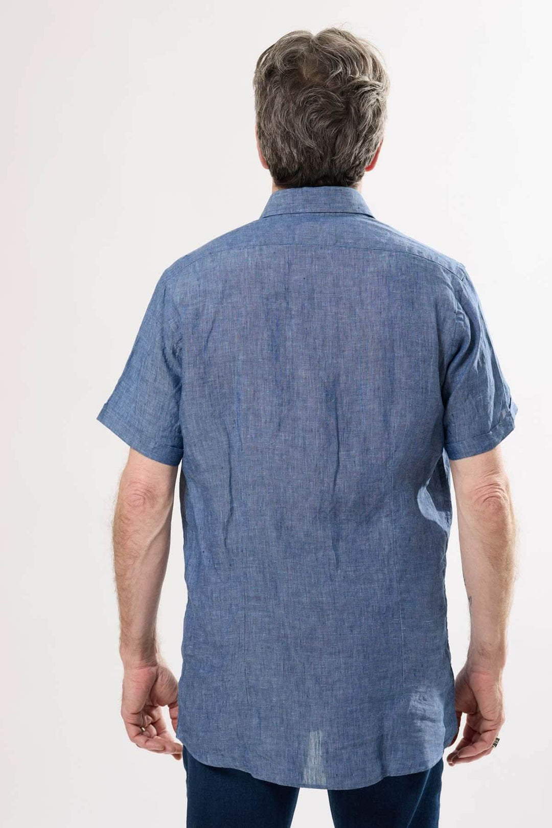 Vue arrière d'une chemise en lin bleu à manches courtes, offrant un look décontracté et élégant.