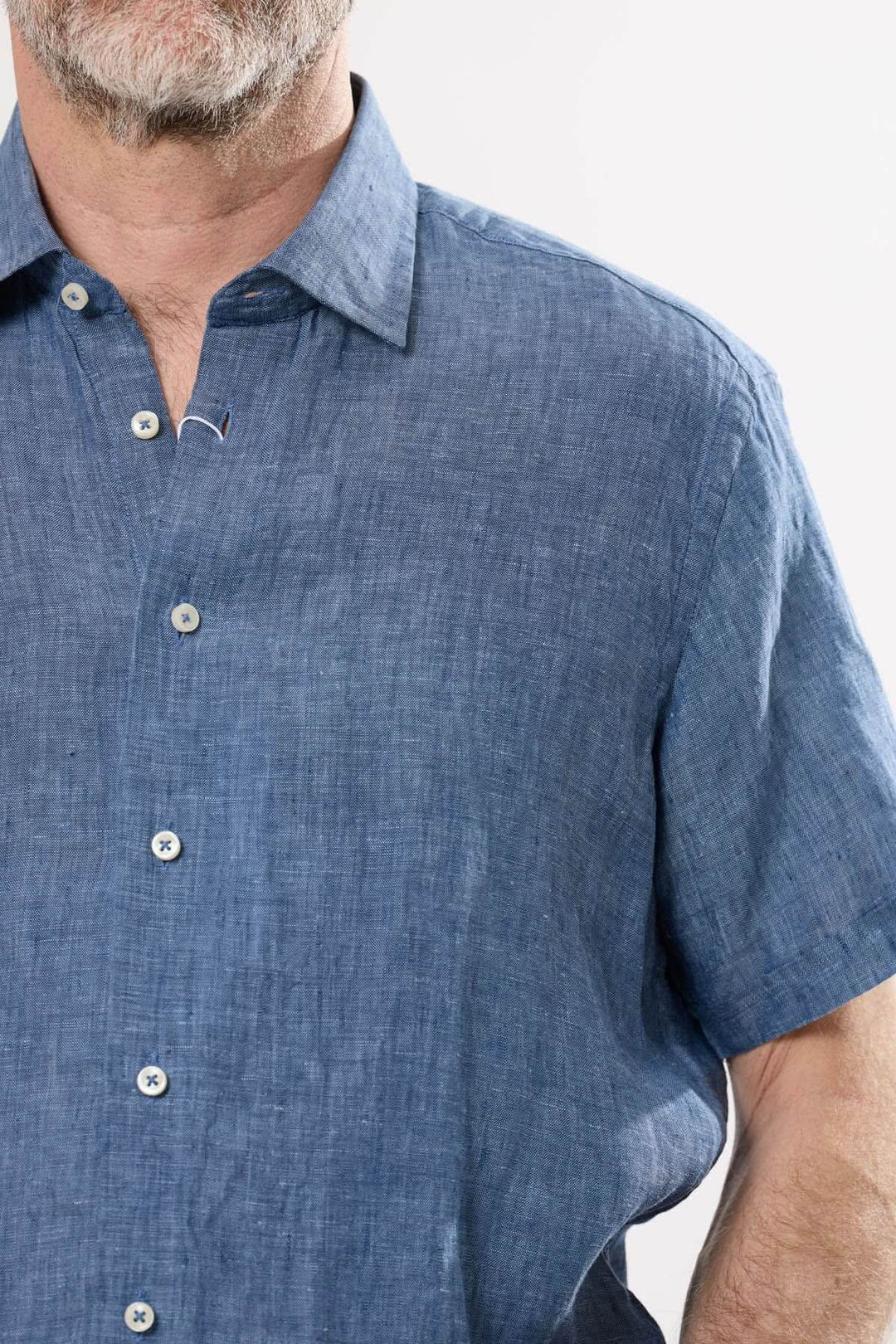 Chemise en lin bleu à manches courtes, confort léger et style décontracté pour l'été.