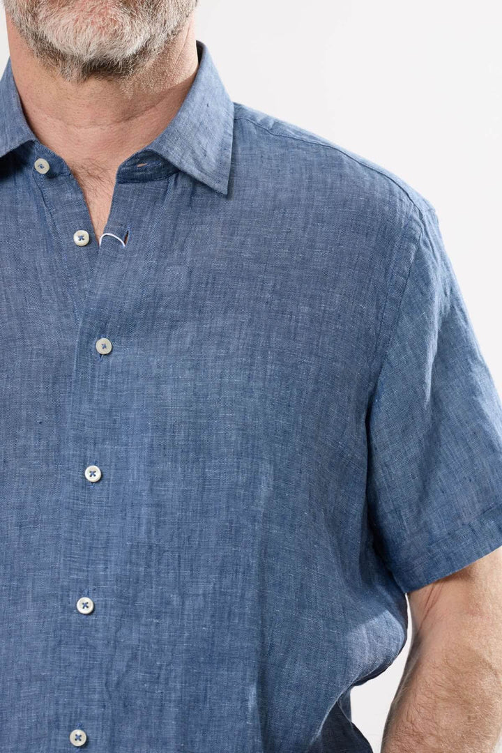Chemise en lin bleu à manches courtes, confort léger et style décontracté pour l'été.