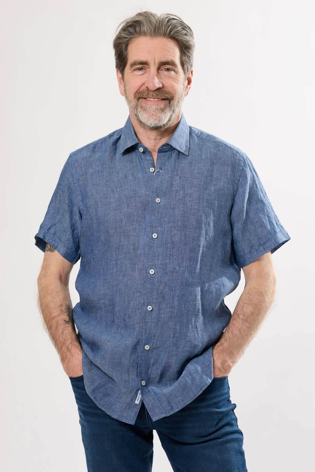 Chemise en lin à manches courtes pour homme, confort et élégance estivale, style décontracté.