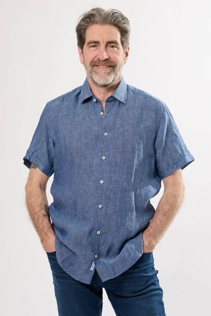 Chemise en lin à manches courtes pour homme, confort et élégance estivale, style décontracté.