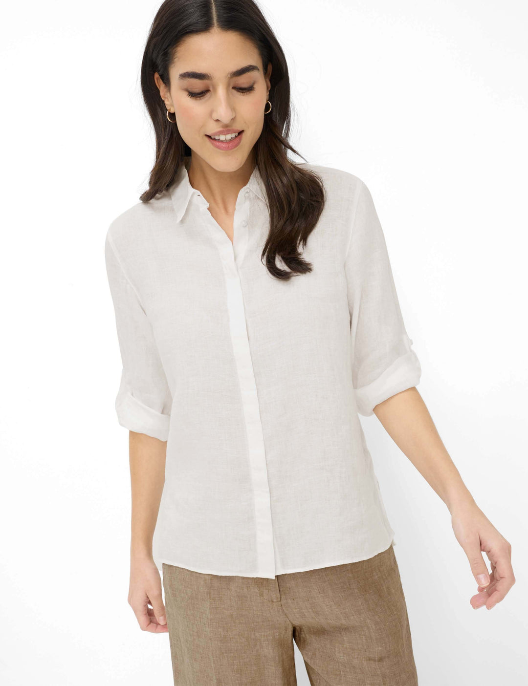 Chemise en lin VICKI pour un style élégant et naturel, manches trois-quarts, idéal pour les journées chaudes. Polyvalente et confortable.