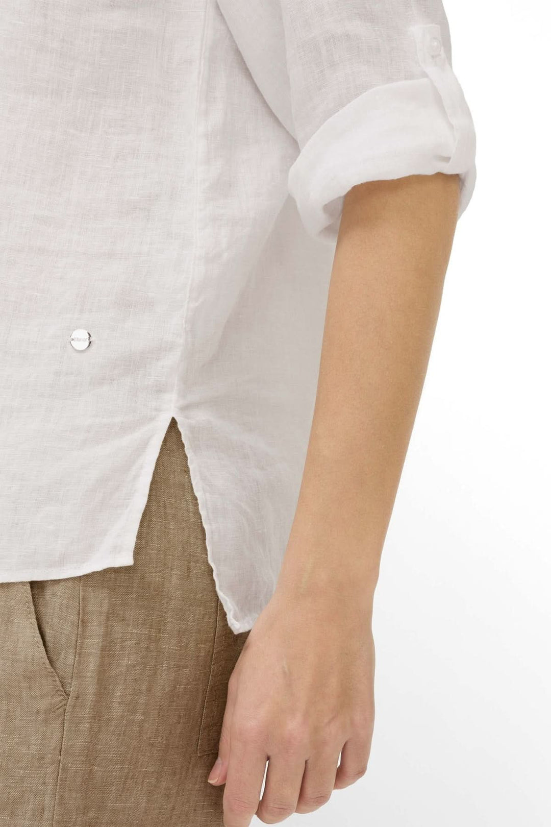 Chemise en lin VICKI avec manches trois-quarts et poignets à deux boutons, parfaite pour un look moderne et intemporel.