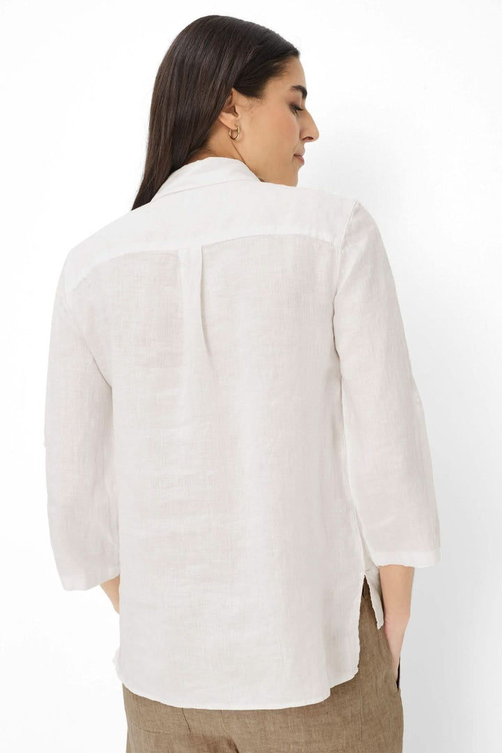 Femme portant la Chemise en lin VICKI, manches trois-quarts, coupe évasée élégante, vue de dos élégante et décontractée.
