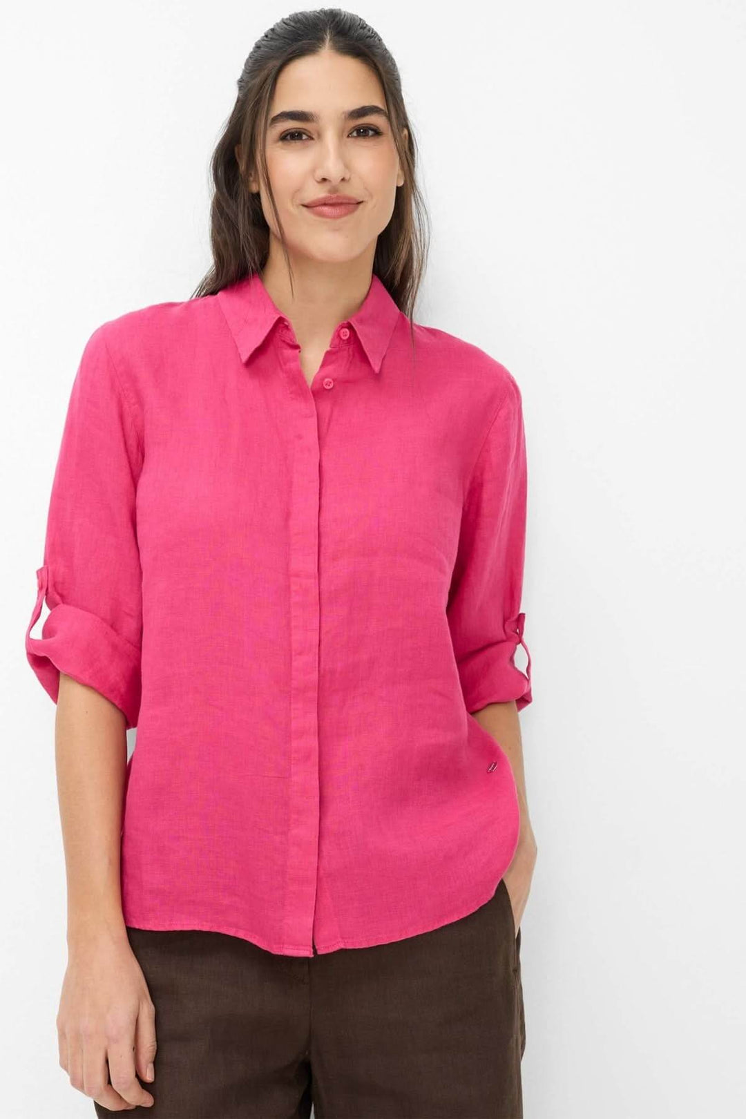 Femme portant la Chemise en lin VICKI rose avec manches trois-quarts et poignets à deux boutons raffinés.