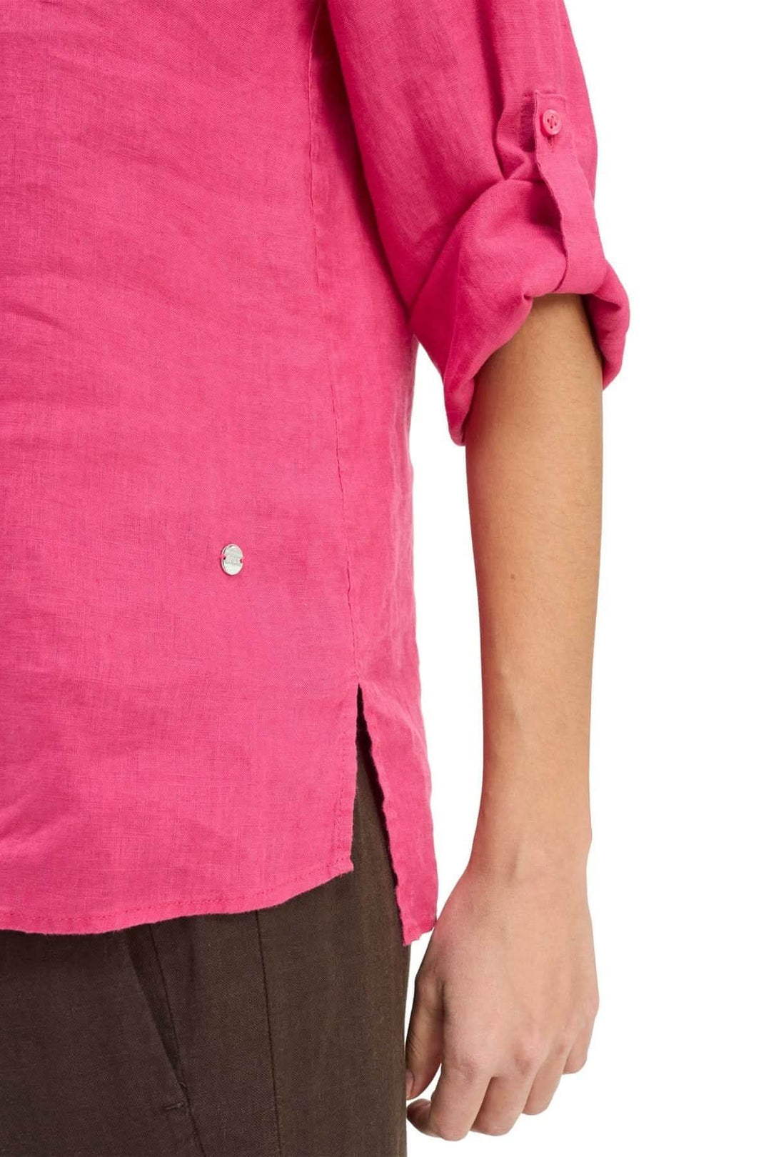 Chemise en lin VICKI rose avec manches trois-quarts et détails de boutons raffinés, parfaite pour un look moderne et intemporel.