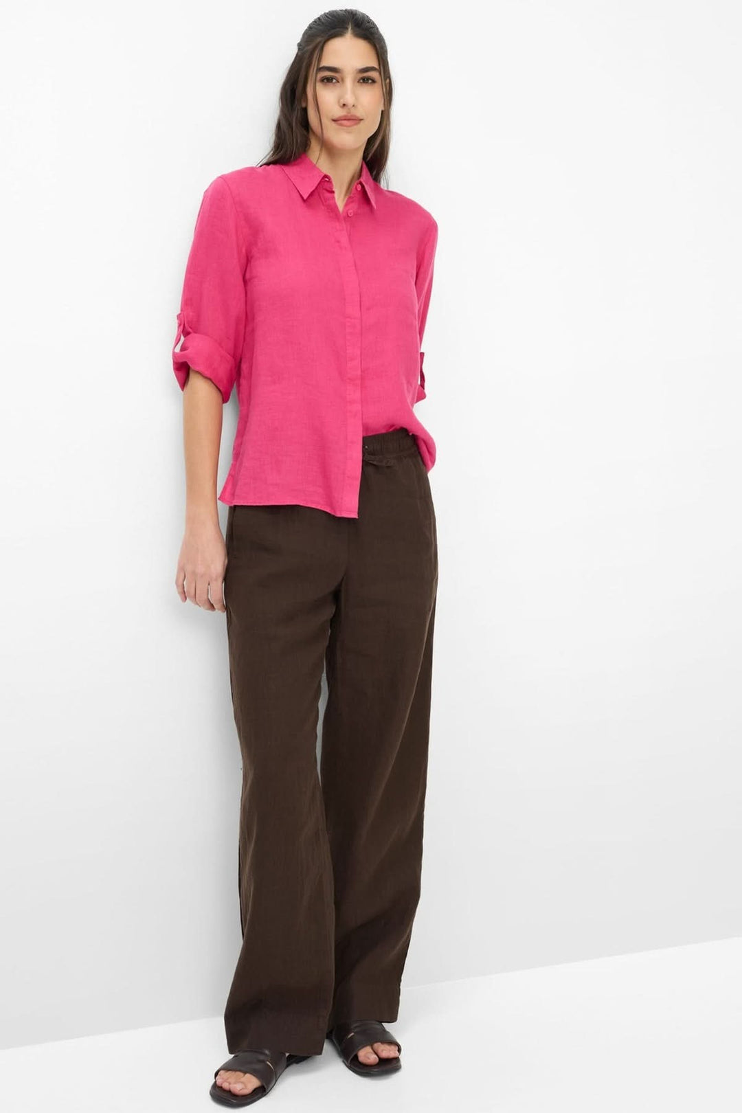 Femme portant la chemise en lin VICKI rose avec manches trois-quarts et coupe évasée, tenue moderne et élégante pour l&