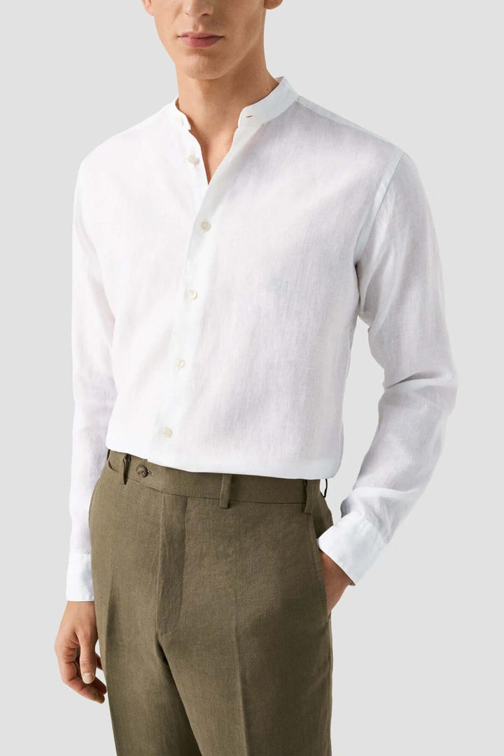 Chemise en lin blanche avec col officier, légère et raffinée pour les journées chaudes.