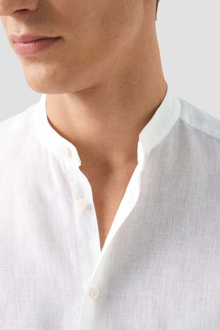 Chemise en lin à col officier, légère et contemporaine, parfaite pour les journées chaudes.