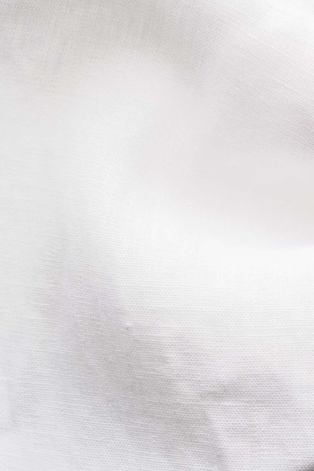 Texte en lin uni couleur blanche, doux et léger, mettant en valeur sa texture subtile.