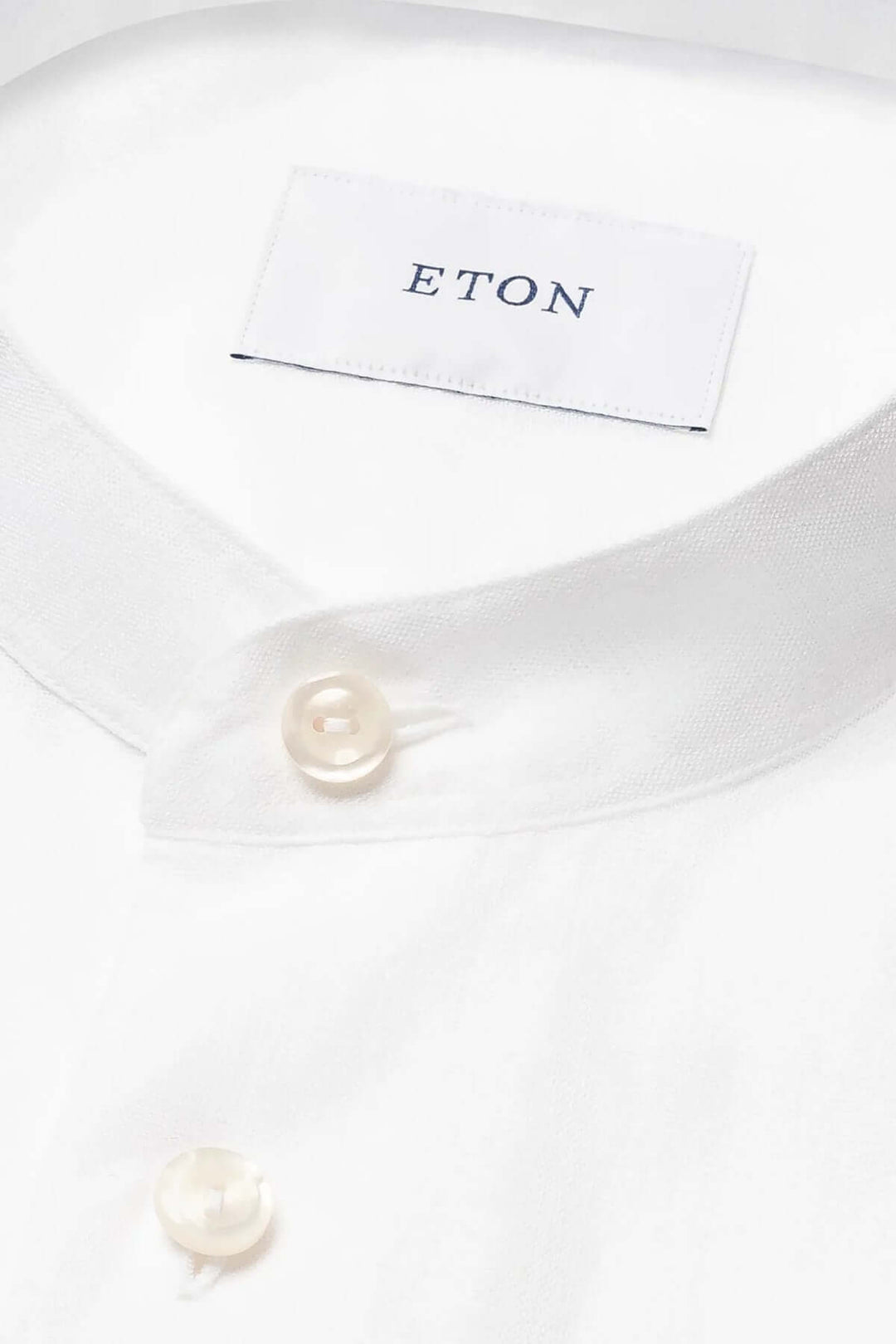 Col officier d'une chemise en lin Eton avec boutons en nacre et étiquette de marque.