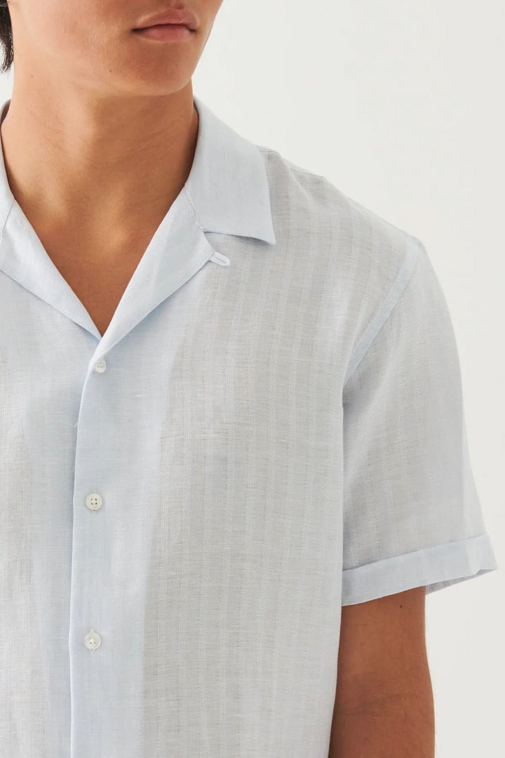 Chemise en lin à col camp, légère et respirante, idéale pour des journées ensoleillées.