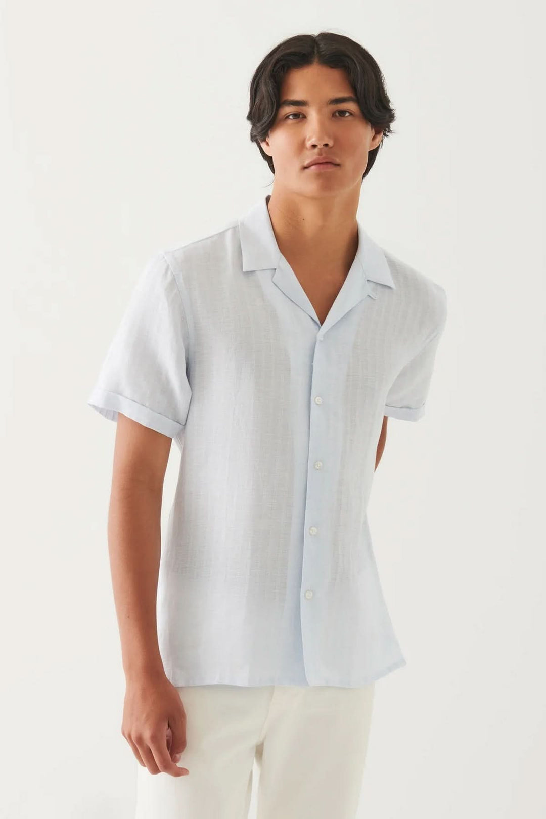 Chemise en lin légère à col voyage, idéale pour un look décontracté et sophistiqué.