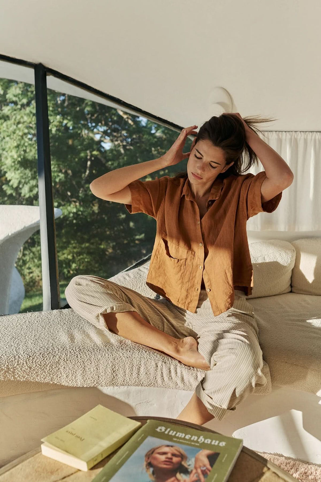 Chemise en lin à coupe décontractée pour un style estival naturel et élégant, portée dans un cadre décontracté.