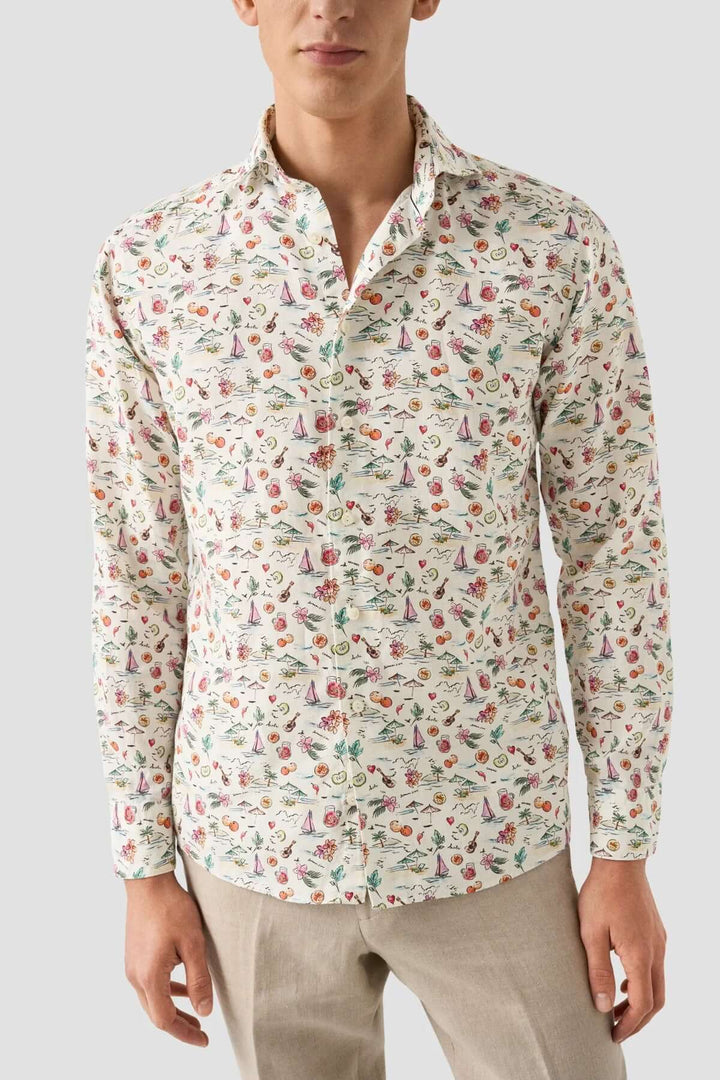Chemise en lin légère à motifs estivaux colorés de fruits et parasols, ajoutant élégance et confort.