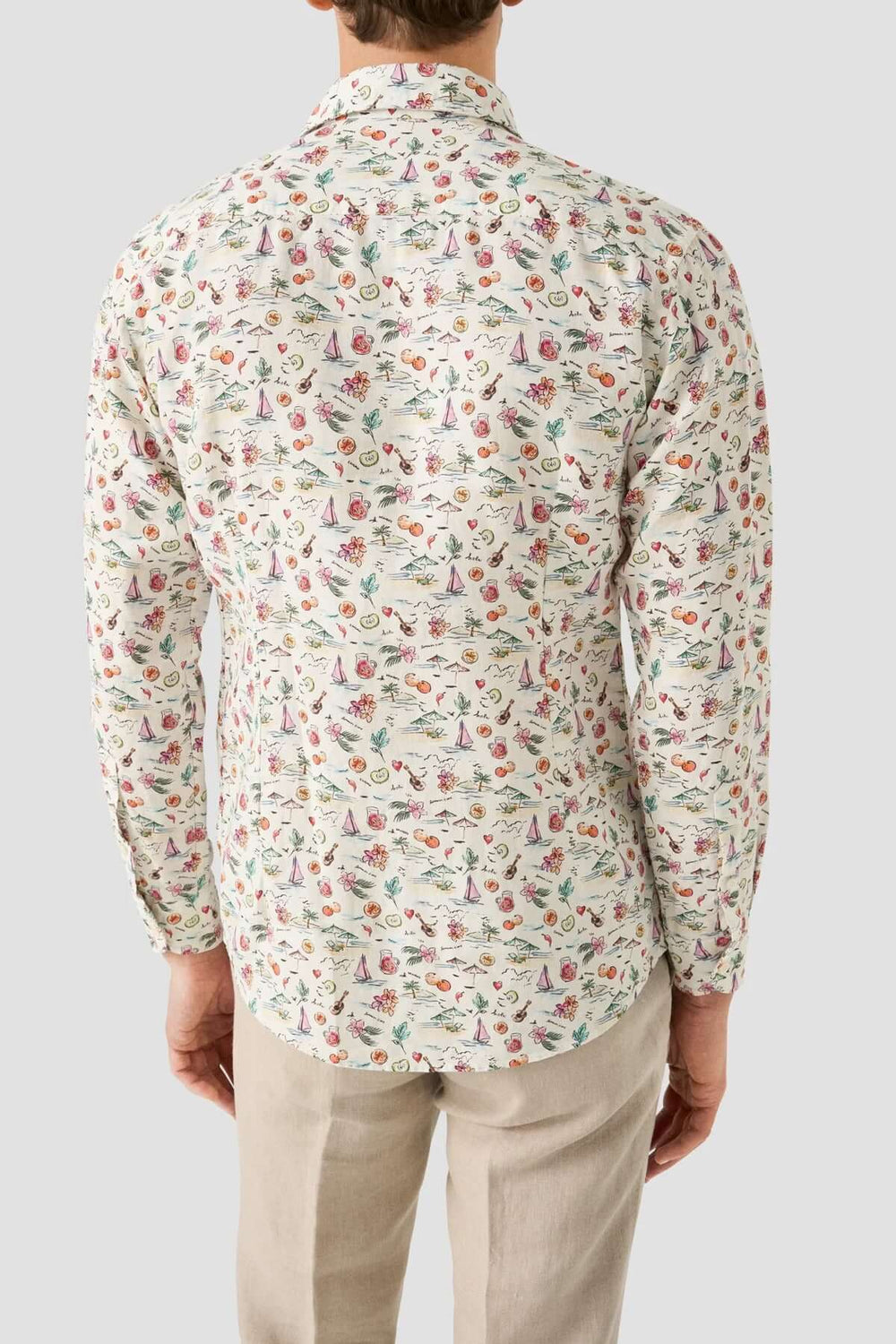 Chemise en lin à imprimé motifs estivaux colorés, vue arrière avec col classique et coupe élégante.