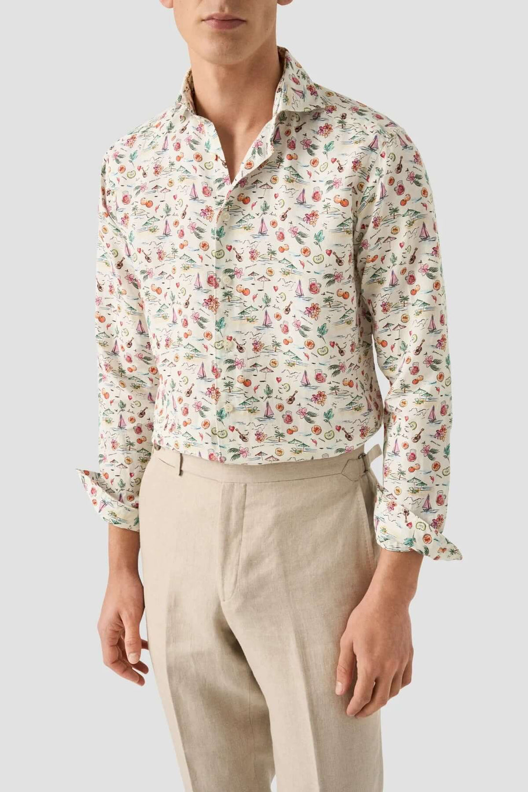 Chemise en lin légère avec motifs estivaux colorés de fruits et parasols, pour un style élégant et décontracté.