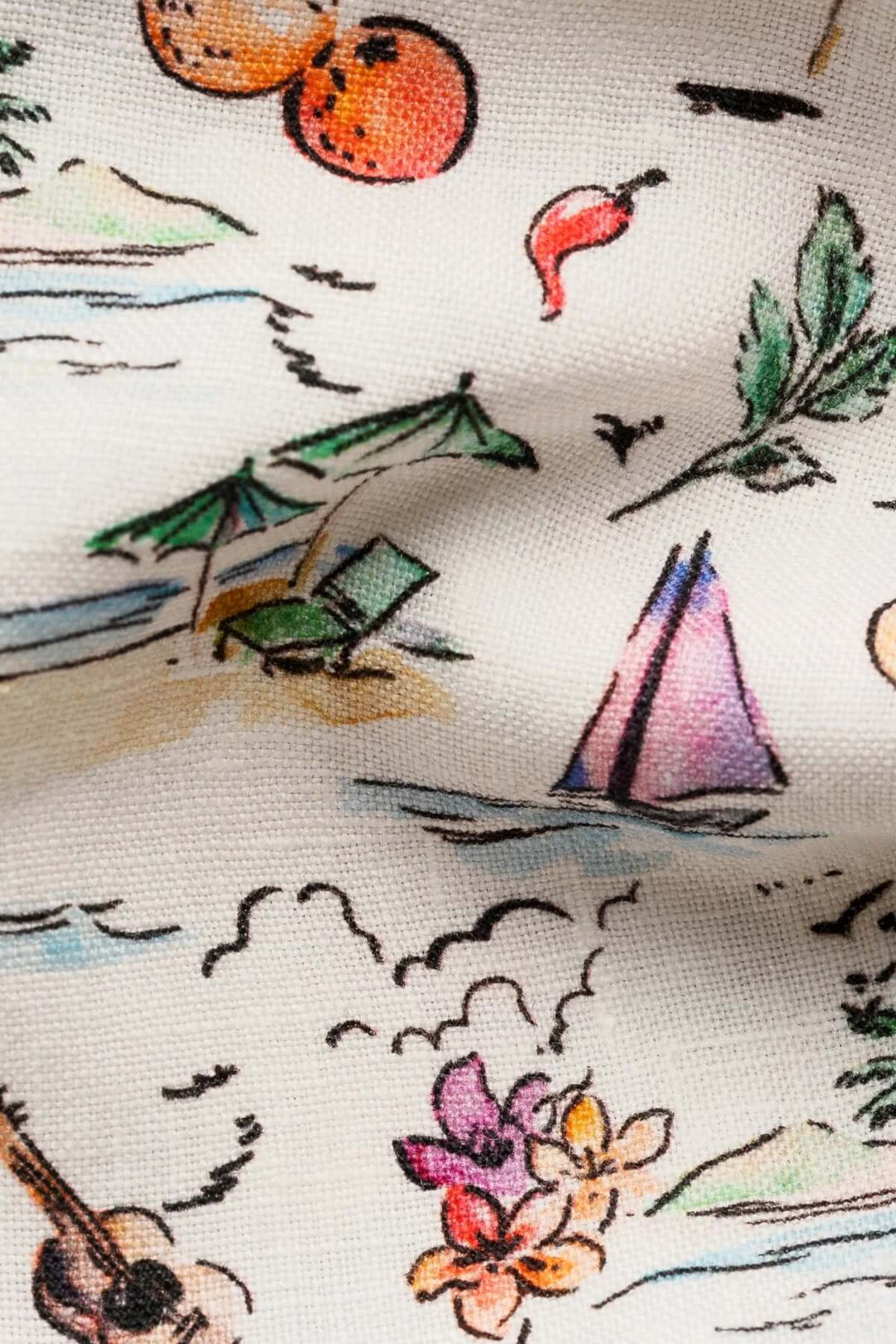 Imprimé estival coloré sur tissu en lin, avec motifs de fruits, plages, parasols et voiliers.