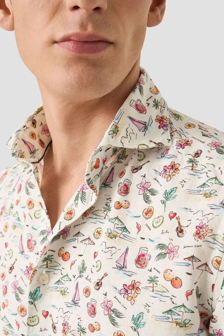 Homme portant une chemise en lin avec des motifs estivaux colorés, col classique et imprimé à la main.