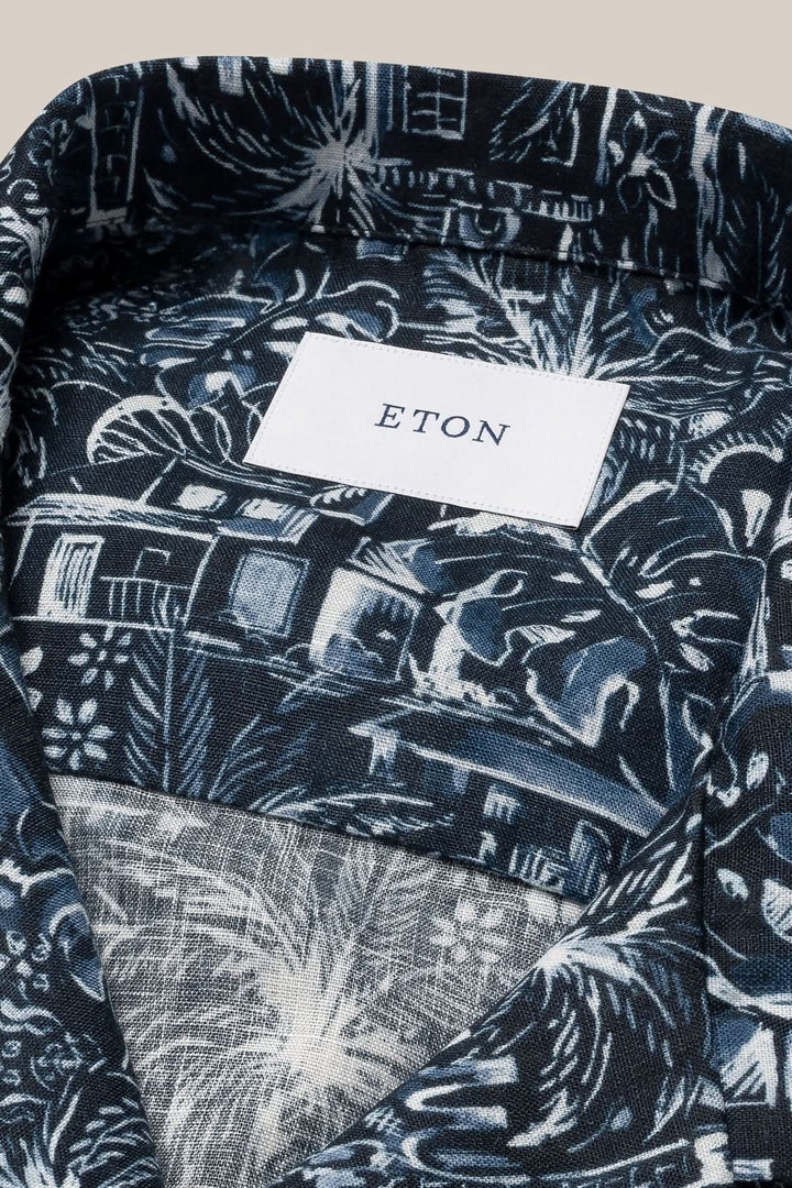 Chemise en lin à imprimé tropical, col cubain, détails élégants et tissu respirant.