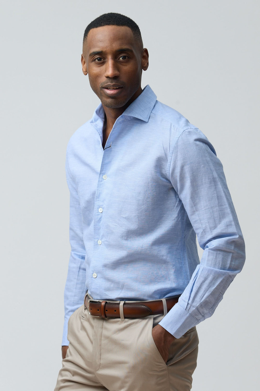Homme portant une chemise en lin légère et raffinée avec coupe ajustée et col structuré, idéale pour un look élégant et naturel.