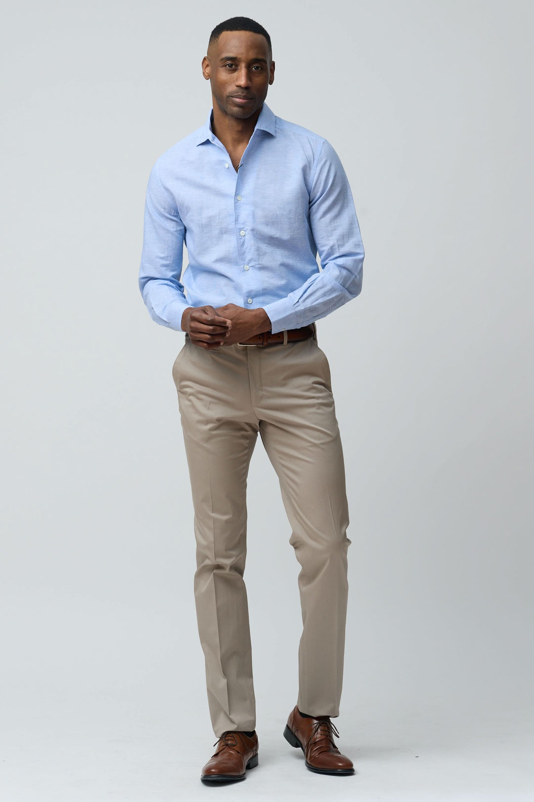 Chemise en lin légère et raffinée portée par un mannequin, coupe ajustée pour un style élégant et naturel.