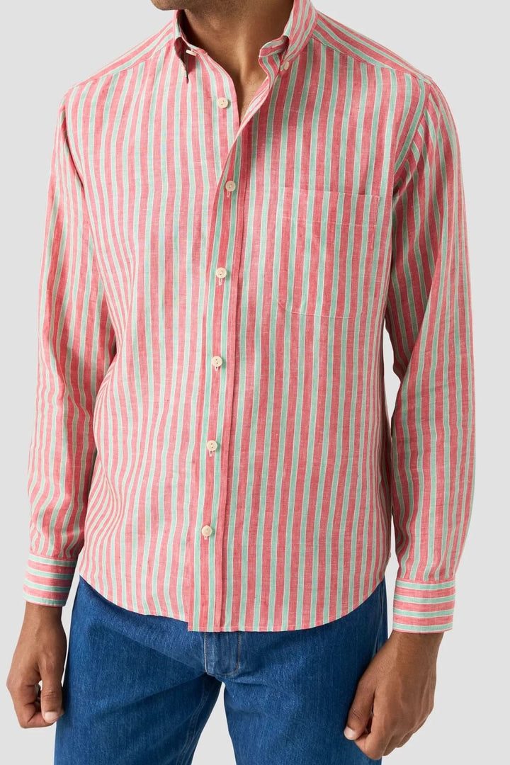 Chemise en lin à rayures multicolores pour homme, manches longues, coupe ajustée, col structuré, confortable pour un look élégant et décontracté.