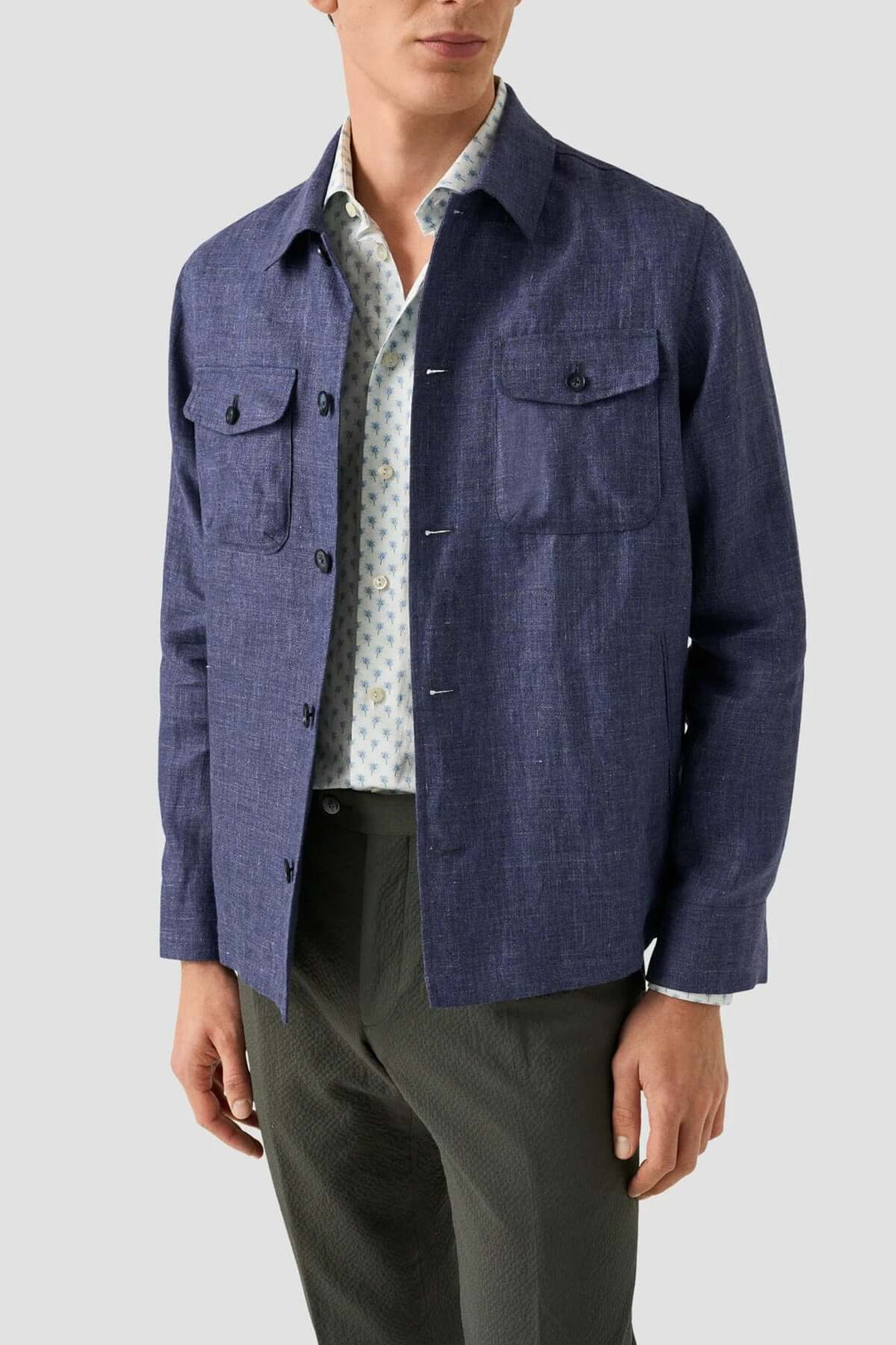 Homme portant une chemise en sergé avec un imprimé graphique et des poches à rabats.