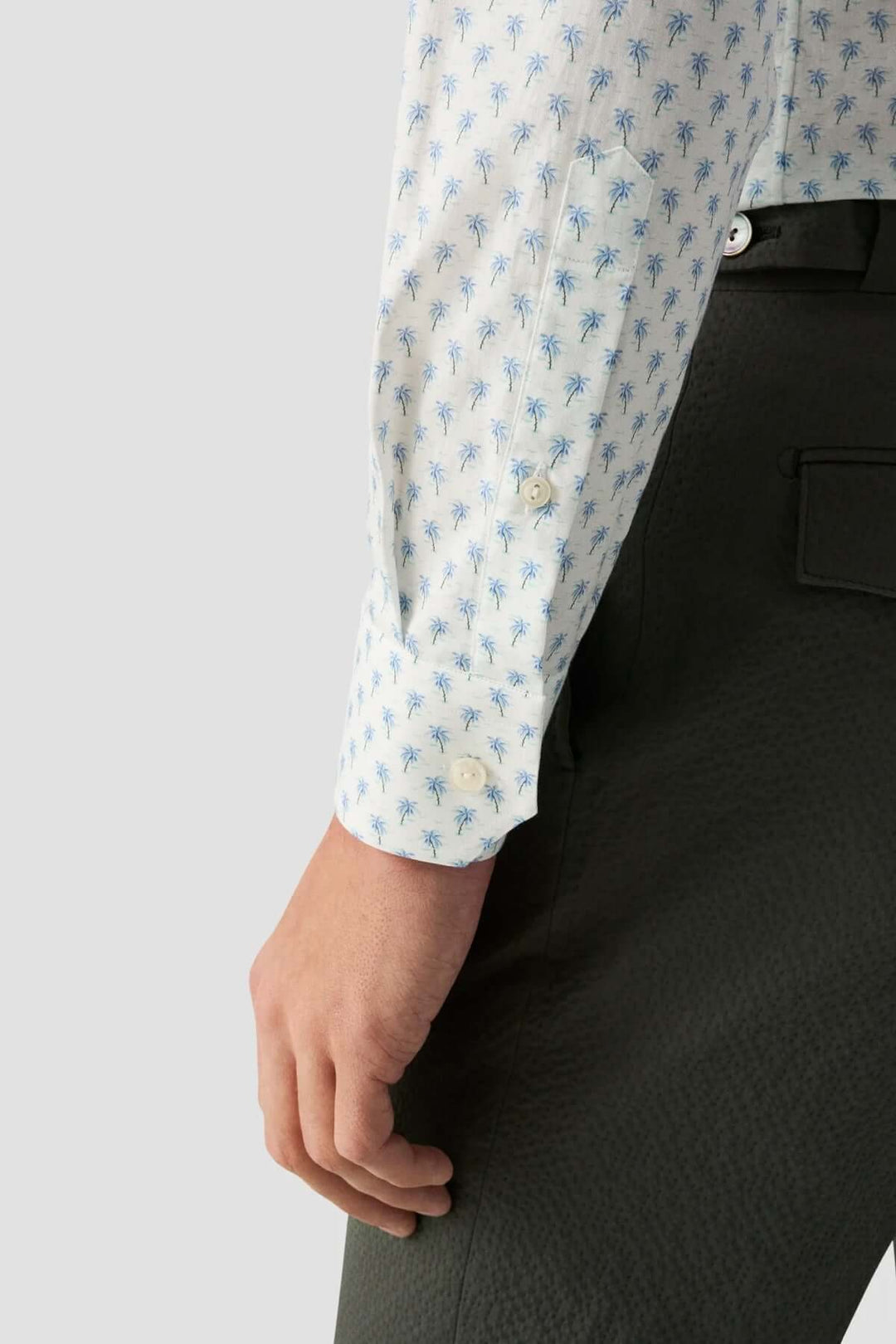 Chemise en sergé à motif palmier, col italien et poignets simples, élégante et confortable.