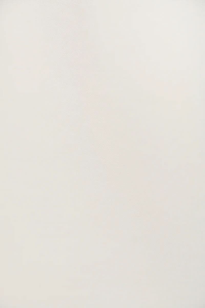 Chemise fluide blanche avec coupe ample, col classique et fermeture boutonnée, style élégant et confortable.