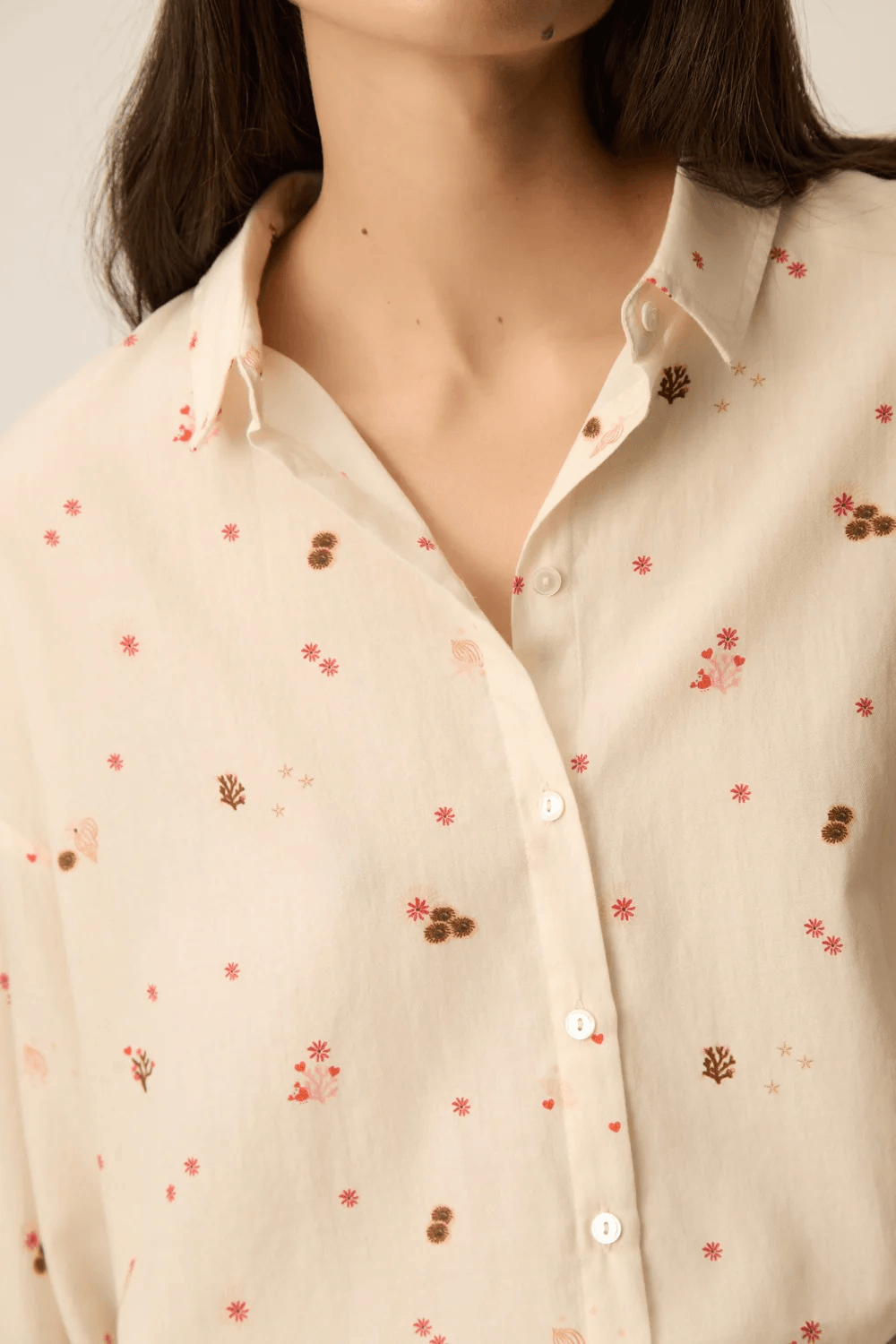 Chemise fluide Sparky à manches longues coupe ample avec imprimé floral et col classique en gros plan.