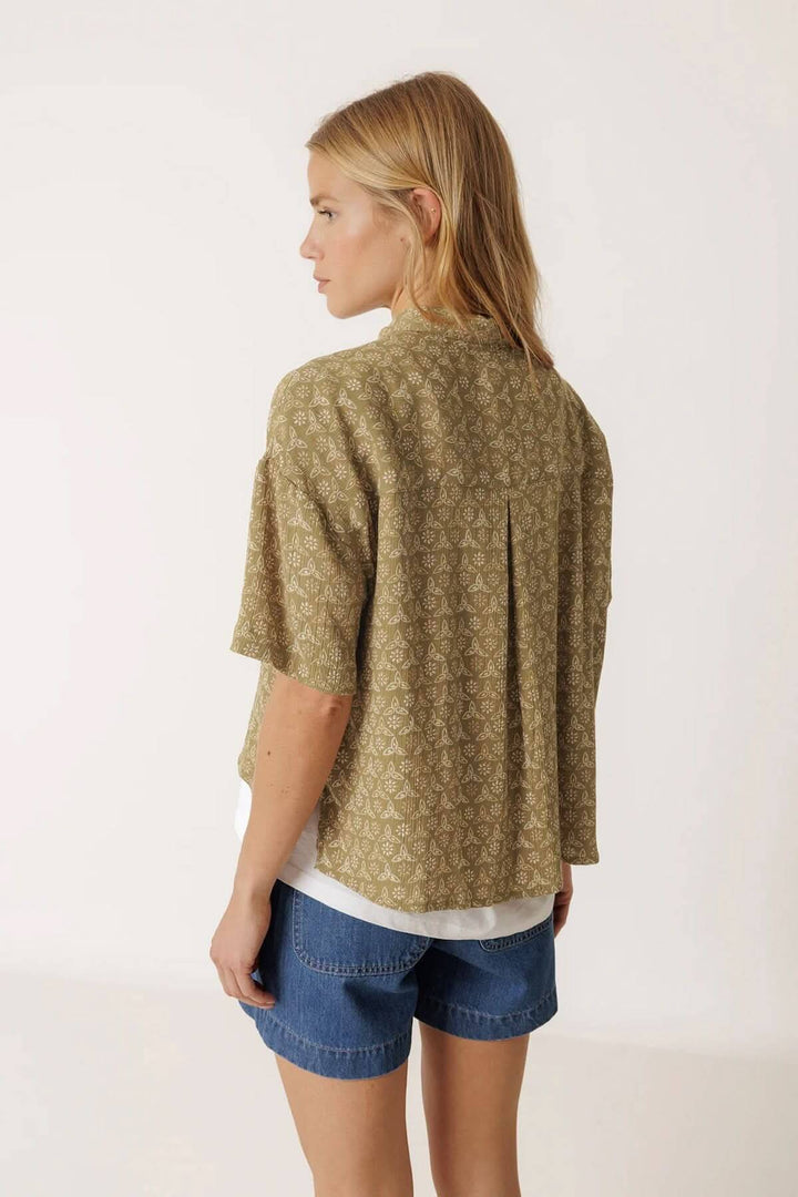 Chemise fluide imprimée à manches courtes vue de dos, tenue décontractée légère et confortable