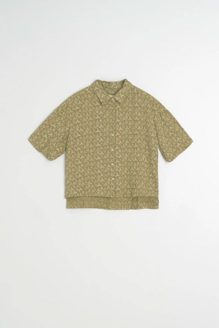 Chemise fluide imprimée à manches courtes avec col classique et fermeture boutonnée, imprimé moderne, idéale pour toutes occasions.