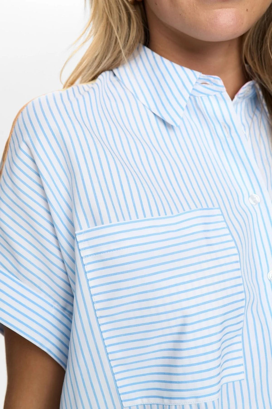 Chemise fluide à rayures avec imprimé artistique et poche poitrine, style moderne et élégant, manches courtes à revers.