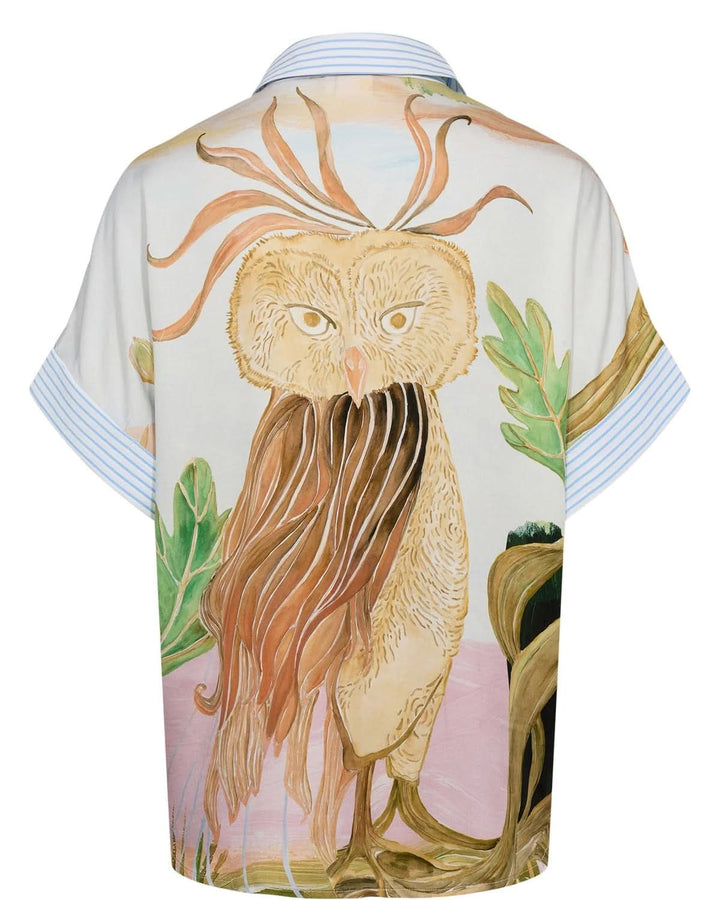 Chemise fluide à rayures avec imprimé artistique au dos, présentant une illustration unique d&