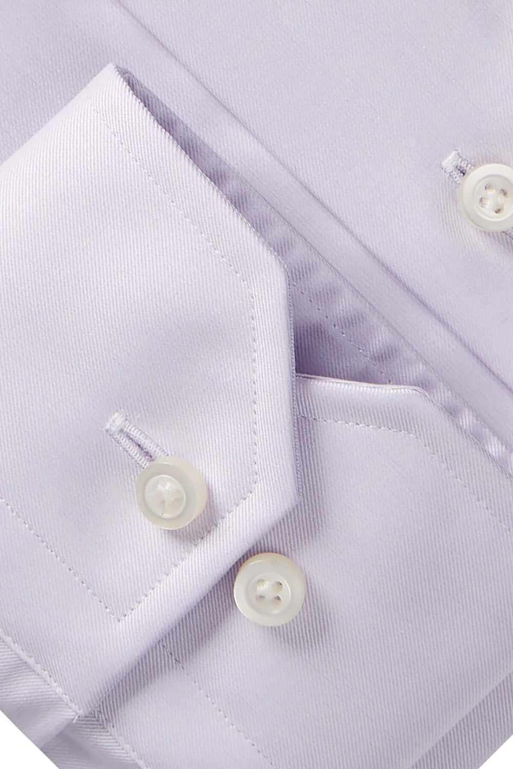 Détail d'une chemise habillée en twill fin avec boutons et col Mr. Crown, couleur violet pâle.