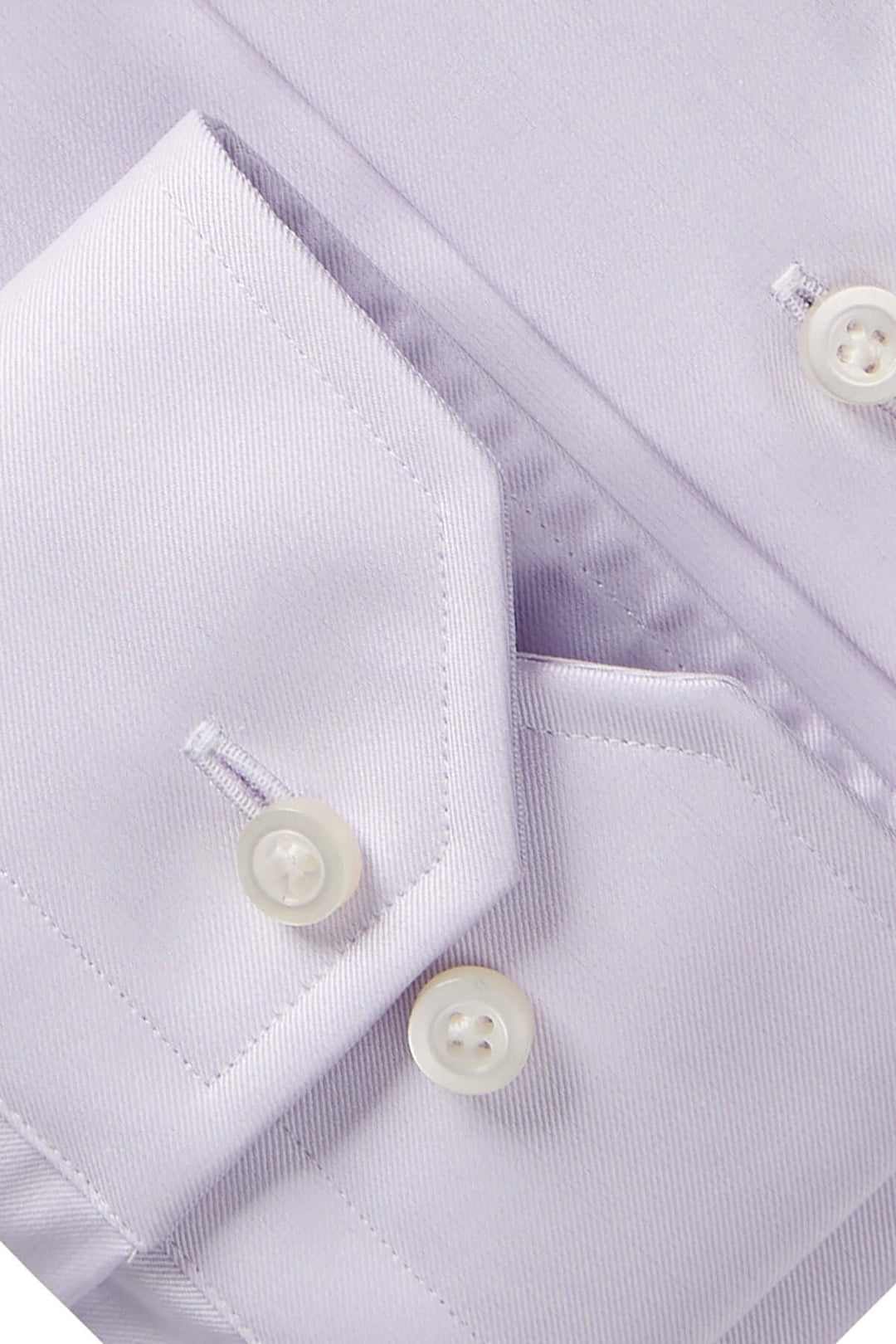 Détail d'une chemise habillée en twill fin avec boutons et col Mr. Crown, couleur violet pâle.
